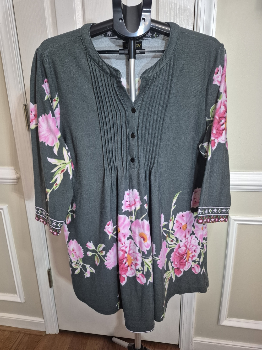 Reborn Floral Tunic Top Charcoal Gray Pink Peony Henley Pintuck 3/4 Sleeve